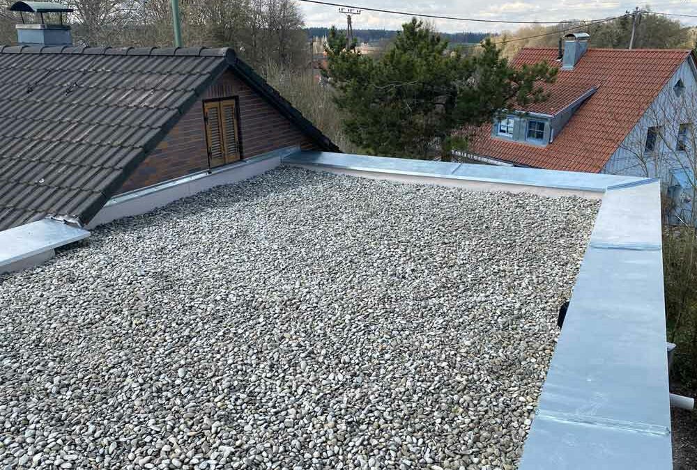 Flachdächer von Wohnhäusern und Garagen